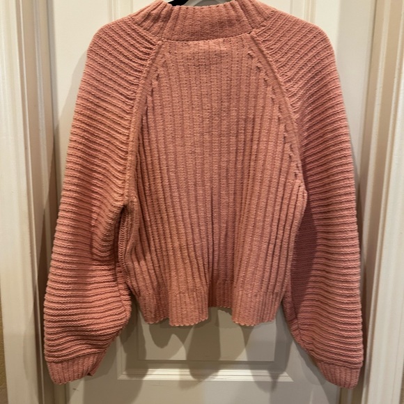 Pink Sweater Size Large. Like new condition, soft, comfortable and flattering. - Picture 4 of 6